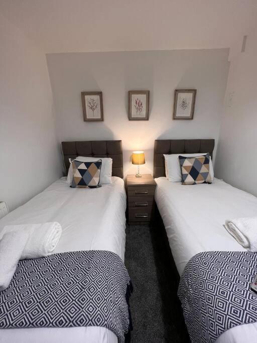 Bridge Place - Spacious Home With Plenty Of Beds! Merthyr Tydfil Kültér fotó