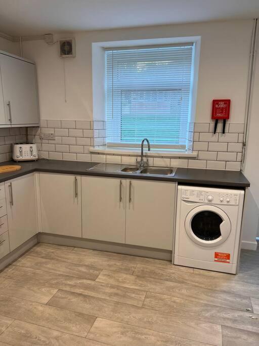 Bridge Place - Spacious Home With Plenty Of Beds! Merthyr Tydfil Kültér fotó